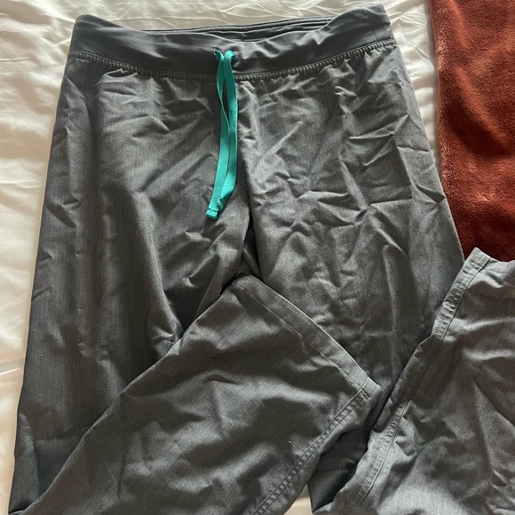 set of 3 FIGS Livingston basic scrub pants - Picture 2 of 5